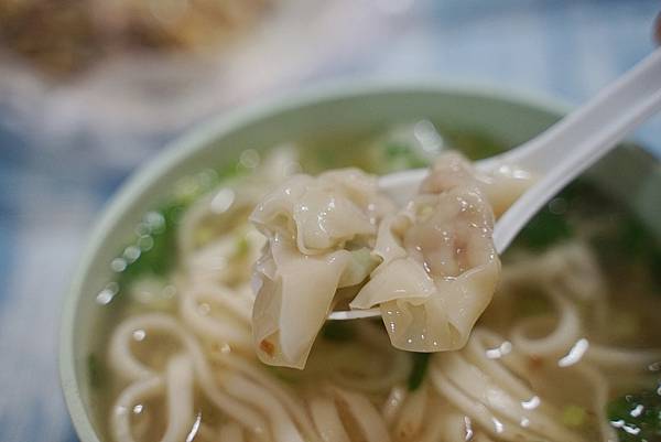 【中壢市區平價小吃推薦】藏身電子材料行內 中壢銅板小吃 (電子材料行) 滷肉飯粄條