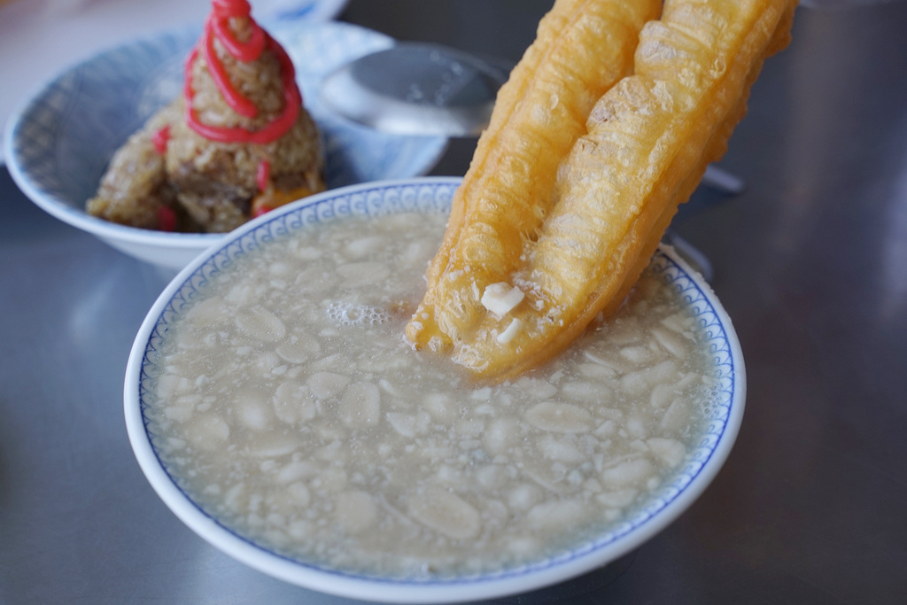 【新竹在地老店早餐推薦】新竹50年老店 油條配花生湯最對味 新竹有夠爛花生湯