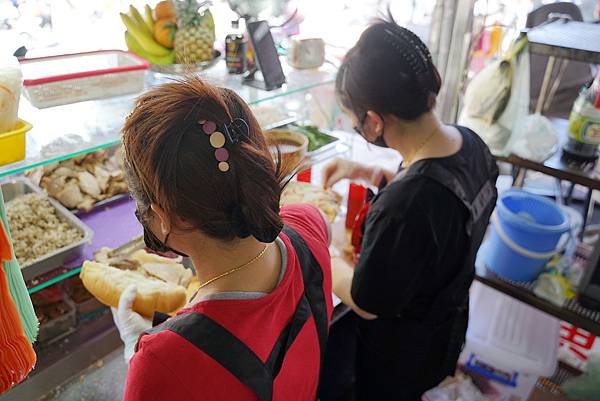 【桃園龍岡小吃推薦】忠貞市場人氣排隊美食 巨無霸份量超浮誇 阿箴越南法國麵包