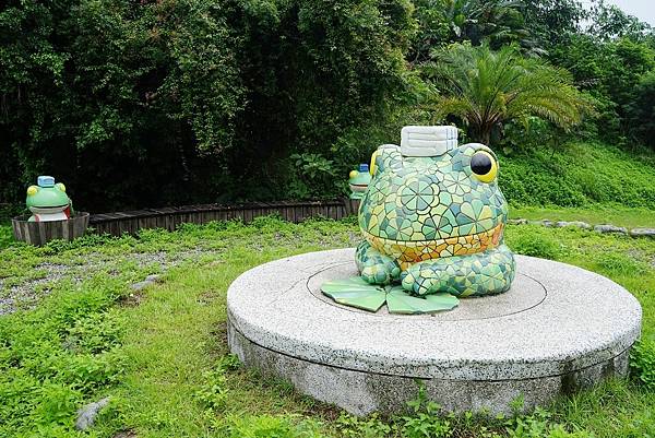 【台東知本免費景點推薦】知本溪勇男橋旁 超可愛蛙蛙泡湯系列 知本圳親水公園