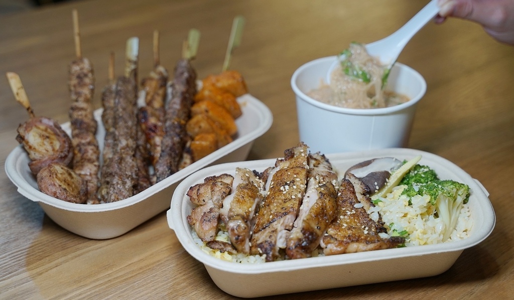 [食記] 黃金炒飯+傳統小吃麵線 串鼓串燒酒場