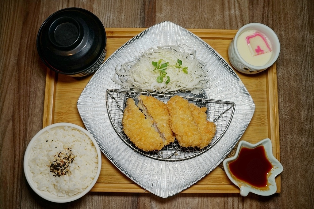 【中央大學美食推薦】內用白飯/味噌湯/高麗菜絲無限量供應 高CP值日式豬排專賣 阿米玲食堂