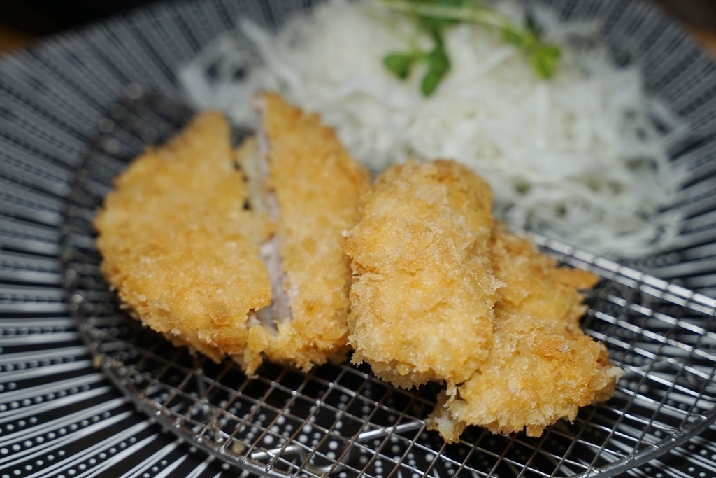 【中央大學美食推薦】內用白飯/味噌湯/高麗菜絲無限量供應 高CP值日式豬排專賣 阿米玲食堂