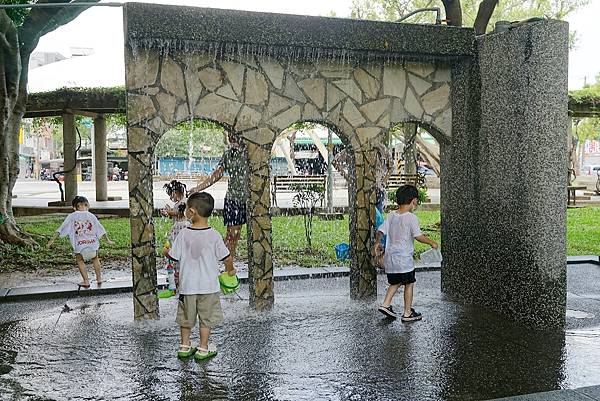 【桃園親子玩水公園推薦】蜜蜂磨石溜滑梯/瓢蟲攀爬架 小巧可愛兒童戲水區 永康公園