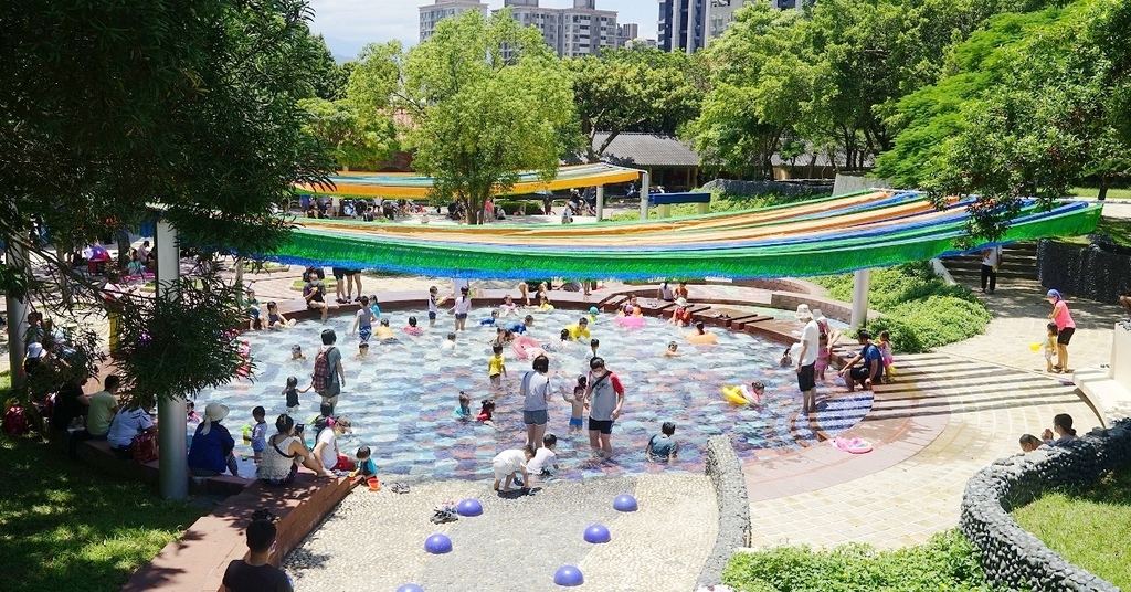 [旅遊] 超大兒童戲水池 龍潭運動公園