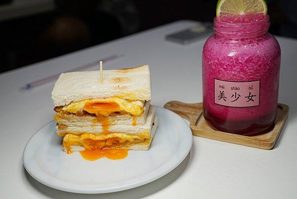 【三重早午餐推薦】日本BALMUDA蒸氣烤箱 自醃豬排/泡菜 餓店蒸氣吐司