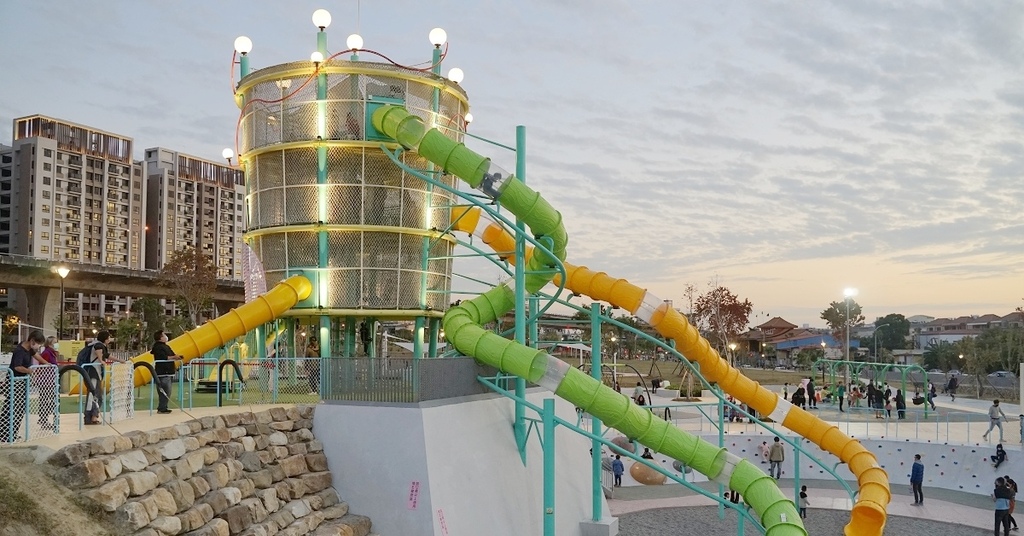 [遊記] 全台最高戶外溜滑梯 太平馬卡龍公園