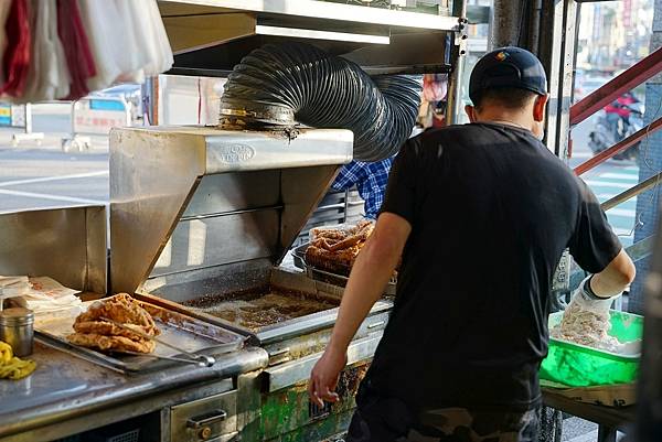 【中壢夜市雞排攤推薦】下午限定賣完為止 超人氣中壢排隊美食 協力香雞排中壢夜市店