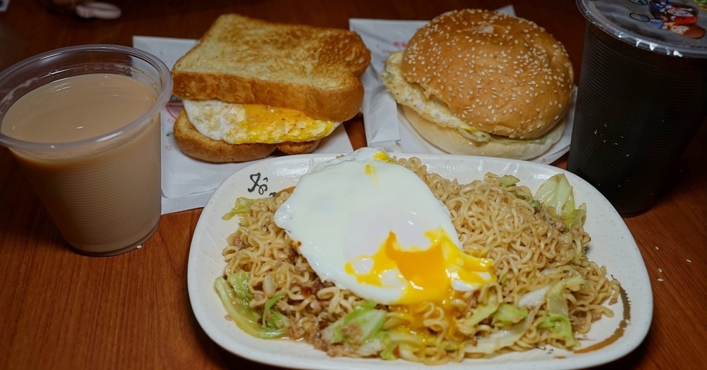 [心得] 中原單點飲料內用喝到飽 元氣小豬早午餐