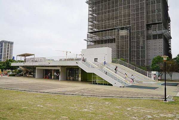 【桃園青埔親子景點推薦】青埔市民活動中心特色地景遊戲場 三道磨石溜滑梯+立體旋轉溜滑梯 青埔公七公園