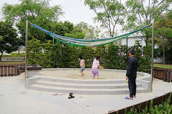 【桃園青埔親子景點推薦】青埔市民活動中心特色地景遊戲場 三道磨石溜滑梯+立體旋轉溜滑梯 青埔公七公園