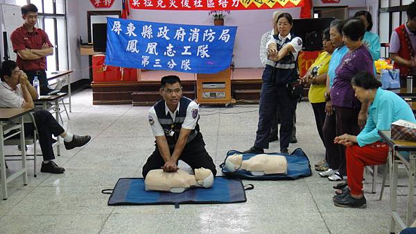 緊急救護技術員(救護車副駕駛員)教民眾練習「心肺復甦術」正確作法及流程.JPG