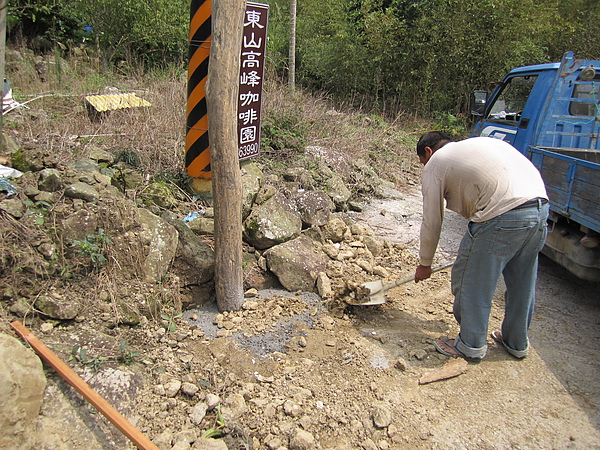 20100821東山自然休閒步道指引牌施工 (10).JPG