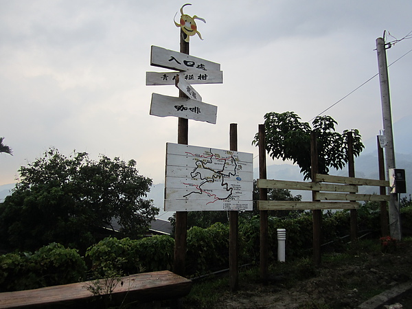 20100821東山自然休閒步道指引牌施工 (47).JPG