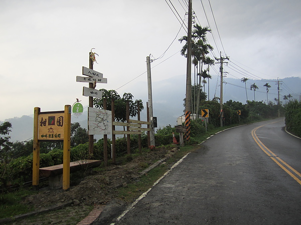 20100821東山自然休閒步道指引牌施工 (48).JPG