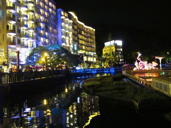 水社碼頭夜景-宛如國外.jpg