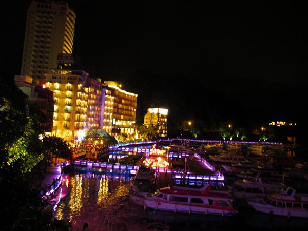 水社碼頭夜景-碼頭及飯店.jpg