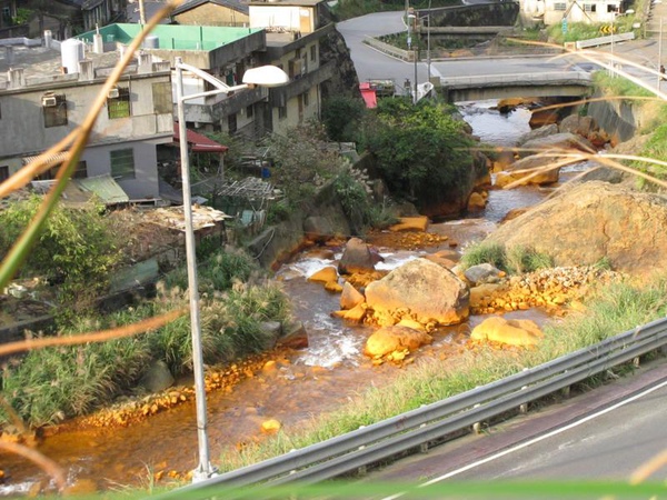 金瓜石-黃色河川.jpg