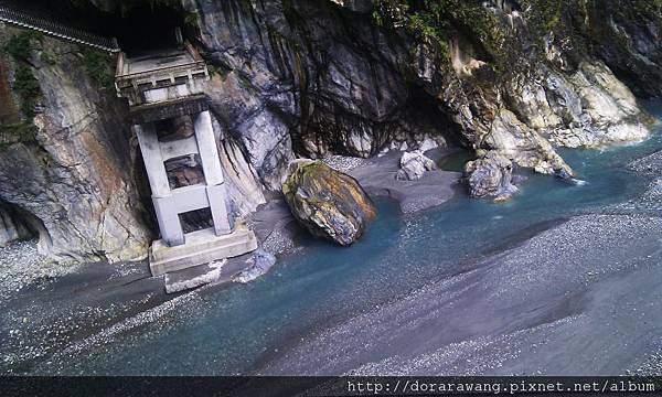 Li-Wu Brook, the water is in kind of special color