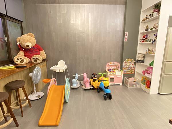 宜蘭 宿 五結鄉涵天親子民宿 卡通主題親子房型 房內就有溜滑梯球池 波力主題房型 朵兒愛玩樂 痞客邦