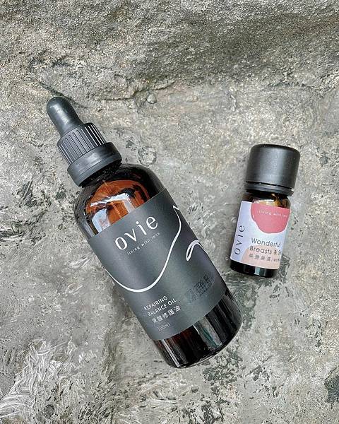 許多女孩都有上胸無肉或副乳困擾，利用按摩可防止下垂、提升罩杯