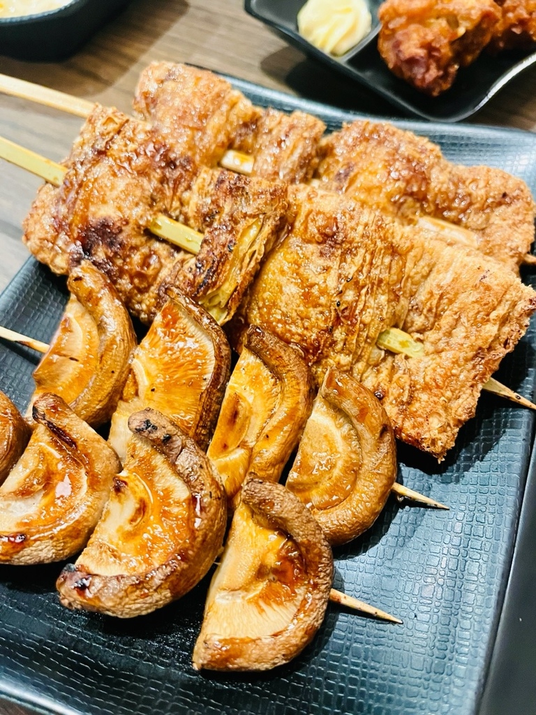 新店~捷運大坪林站美食推薦【六食酒串】平價日式串烤，小酌聚會