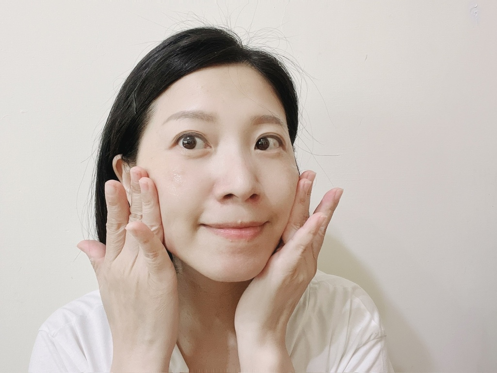 POETRYDANI詩丹妮 美跡鎖水精華~看見肌膚柔嫩光澤感
