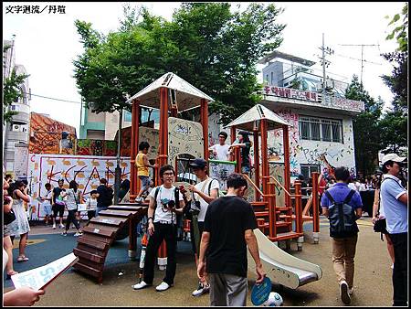 到弘大附近閒逛，人超～級多，小公園的Free Market擠滿了人
