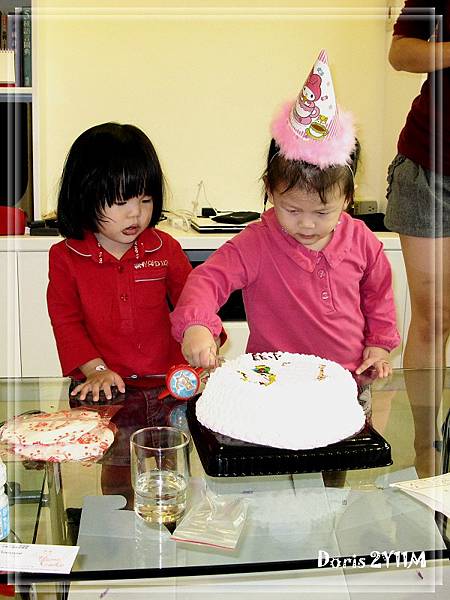 多認真的切著3歲生日蛋糕
