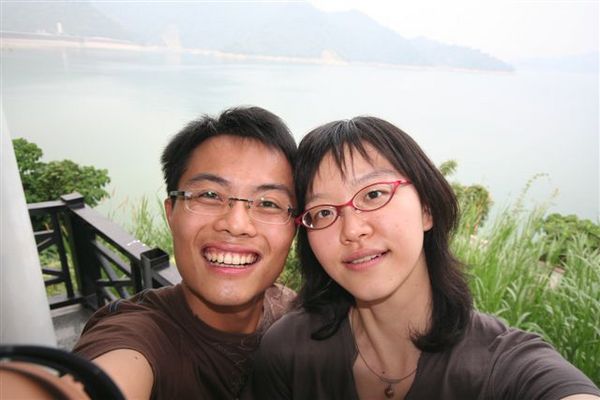 水庫邊來張合照:)