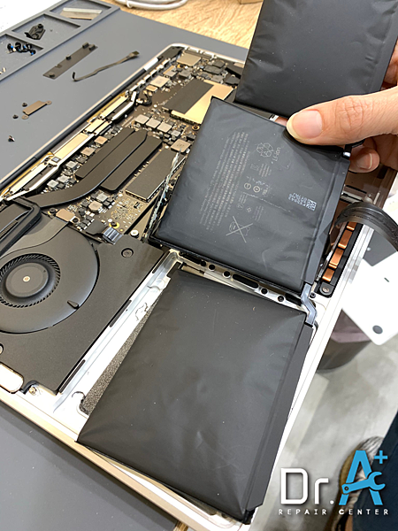 Macbook Pro 13 吋電池膨脹,Macbook A1708,清潔散熱膏