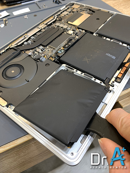 Macbook Pro 13 吋電池膨脹,Macbook A1708,清潔散熱膏