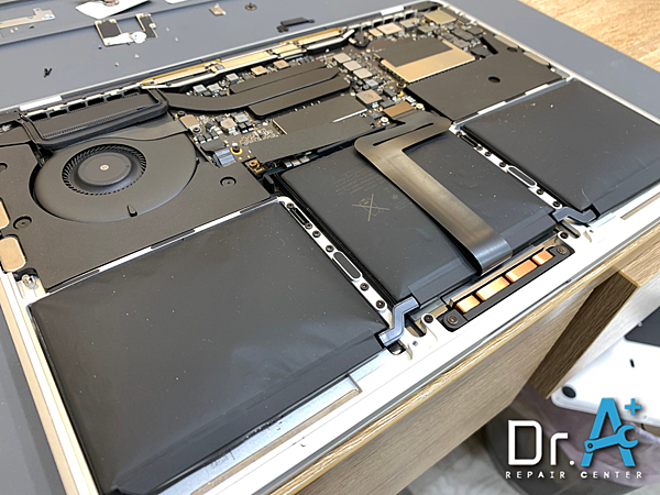 Macbook Pro 13 吋電池膨脹,Macbook A1708,清潔散熱膏