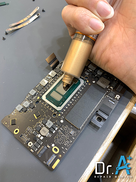 Macbook Pro 13 吋電池膨脹,Macbook A1708,清潔散熱膏