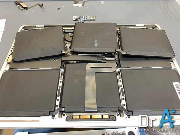 Macbook Pro 13 吋電池膨脹,Macbook A1708,清潔散熱膏