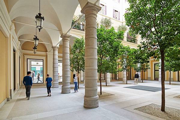 Apple_Via-Del-Corso-opens-in-Rome-exterior-team-members-walking_052721_big.jpg.large_2x