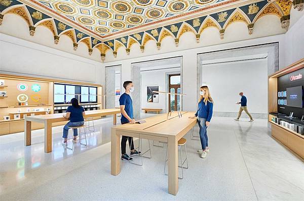 Apple_Via-Del-Corso-opens-in-Rome-interior-team-members_052721_big.jpg.large_2x