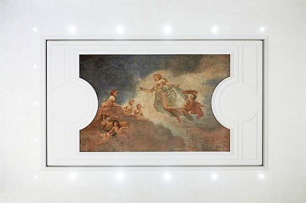 Apple_Via-Del-Corso-opens-in-Rome-interior-art_052721_big_carousel.jpg.large_2x
