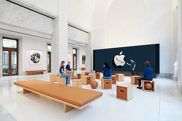 Apple_Via-Del-Corso-opens-in-Rome-interior-screen-wall-area_052721