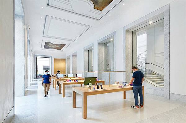 Apple_Via-Del-Corso-opens-in-Rome-interior-team-members-wide-storeview_052721_big.jpg.large_2x