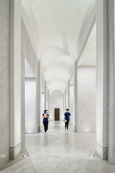 Apple_Via-Del-Corso-opens-in-Rome-interior-hall_052721_photogrid.jpg.large_2x (1)
