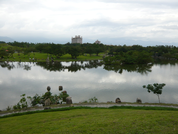 從公園中心的高地往湖心拍