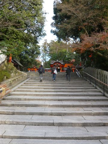 往神社深處前進