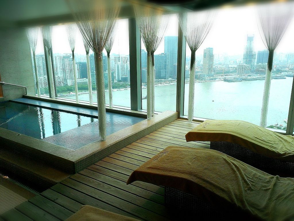 中國｜上海｜ 凱賓斯基飯店，頂層室內游泳池能俯瞰黃浦江兩岸全