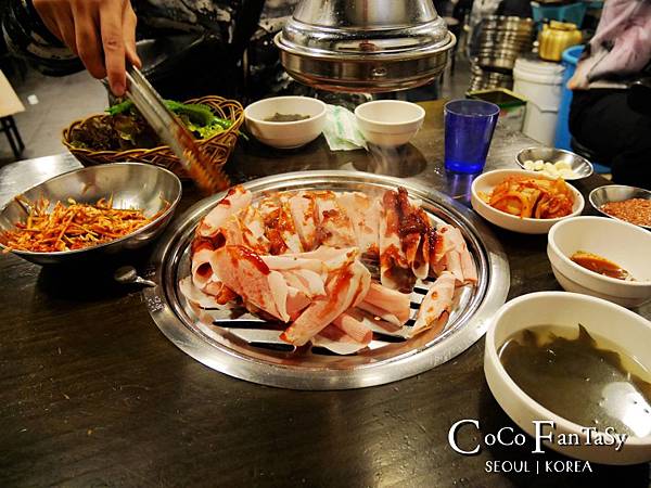 韓國首爾｜明洞｜新村食堂烤肉새마을식당，平價烤肉必推