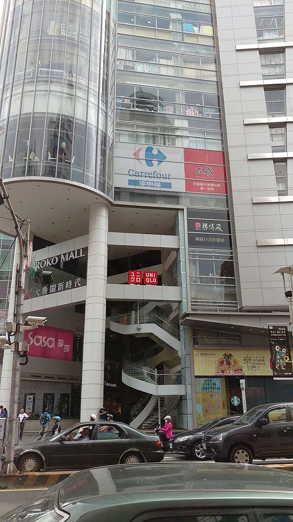 台中後火車站的 新時代廣場 購物中心 機能完善 是市民的休閒好去處 Gaga舞台 痞客邦