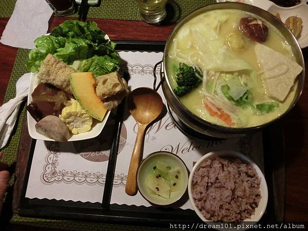 南瓜牛奶鍋食材新鮮搭配心型五榖飯