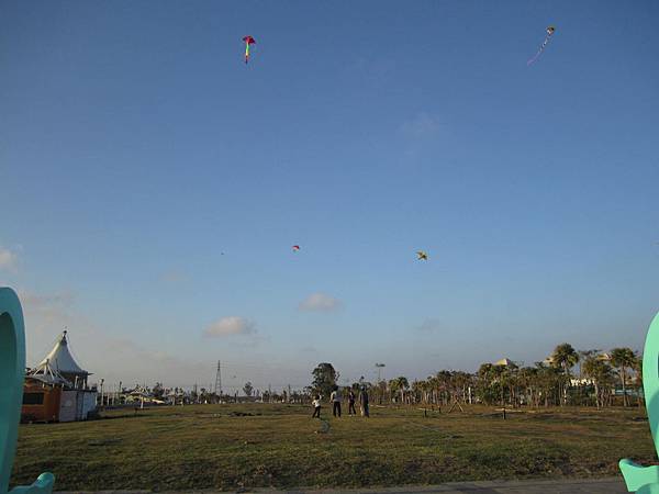 很多人在放風箏