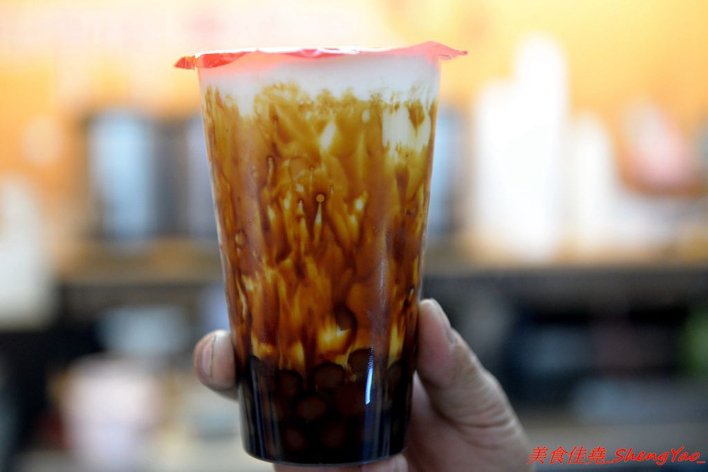 台中沙鹿 阿義古早味鳳梨冰三訪 阿義也有黑糖珍珠鮮奶了 牛奶糖口味珍珠搭配由小農鮮乳加上自家熬煮黑糖糖漿調合而成的黑糖鮮奶 奶味香醇 黑糖味道濃郁不焦苦 珍珠超q超好吃 美食佳堯