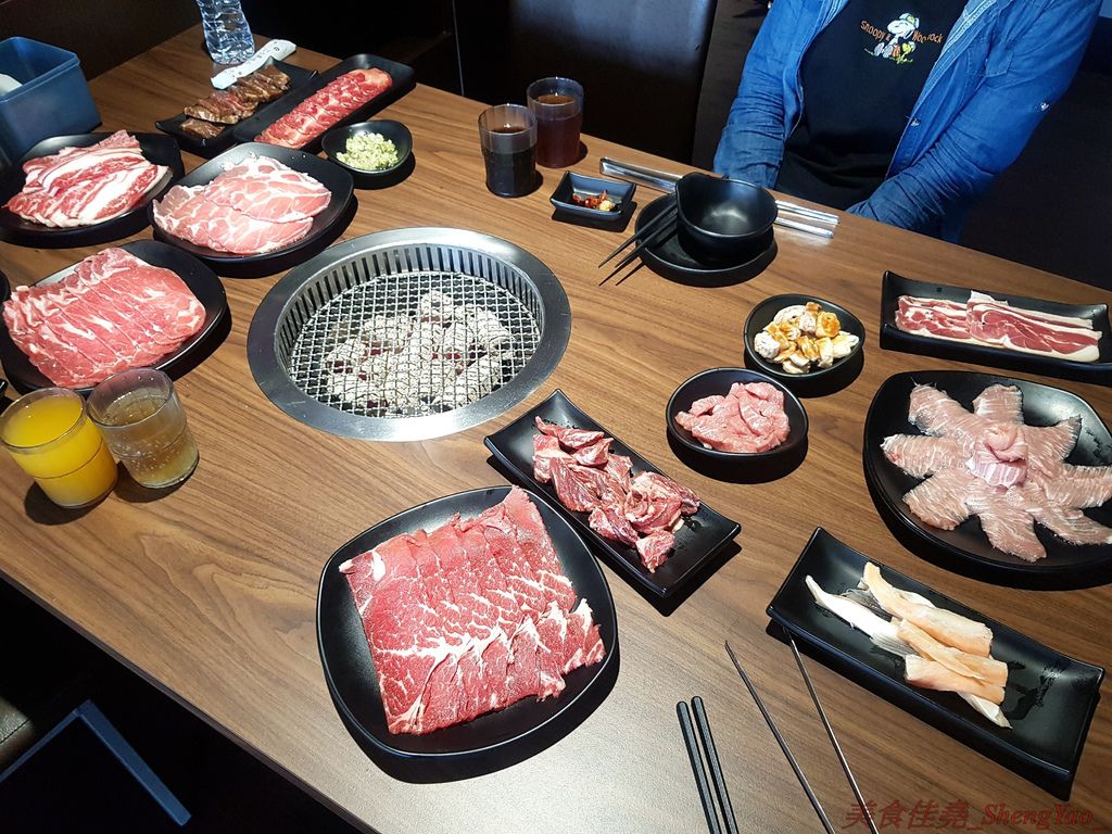 台中沙鹿 炭火燒肉工房沙鹿店 海線燒烤吃到飽餐廳又一新生力軍 免服務費 500元就能享有50種左右的肉類海鮮食材吃到飽 食材新鮮 肉品份量給得大方 送肉速度頗快 店員服務態度積極 正靜宜商圈內聚餐方便 沙鹿學生朋友們聚餐又一好去處 美食佳堯